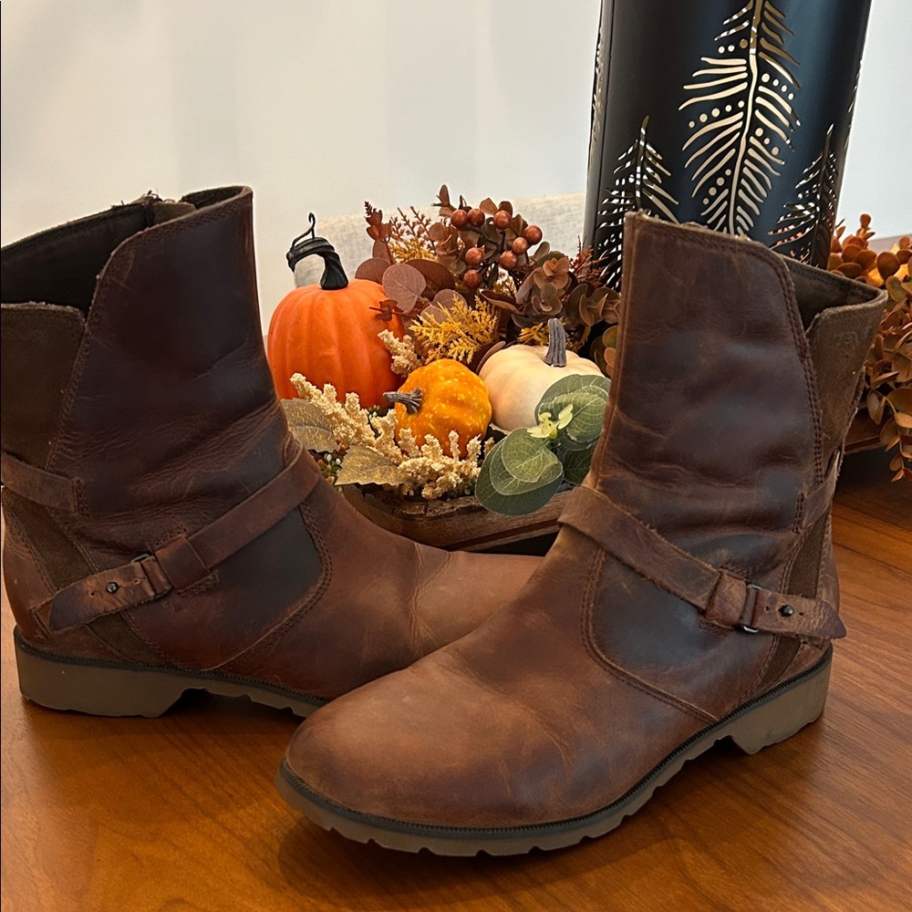 TEVA all leather boots. Size 8.5
